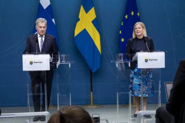 ▲当地时间2022年5月17日，在瑞典斯德哥尔摩，瑞典首相安德松（右）和到访的芬兰总统尼尼斯托参加新闻发布会。图/新华社