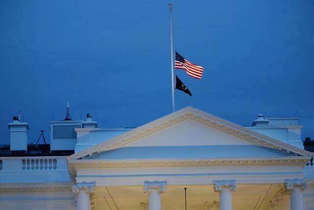 5月24日，在美国首都华盛顿，白宫降半旗向得克萨斯州枪击事件遇害者致哀。新华社发（沈霆摄）