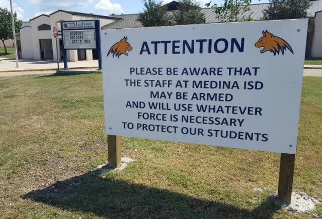 得克萨斯州一校内提示牌：校内工作人员可能配枪以保障学生安全图自社交媒体