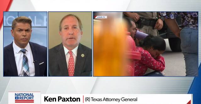 得克萨斯州司法部长肯·帕克斯顿（左二）接受视频采访视频截图