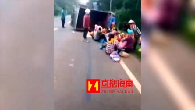 事发澄迈！一辆农用车侧翻，致2人死亡多人受伤