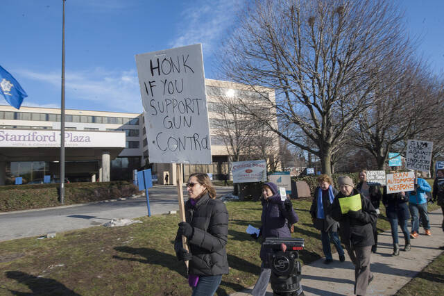 ↑桑迪胡克小学枪击案后，民众在康涅狄格州一枪展外举行抗议活动。