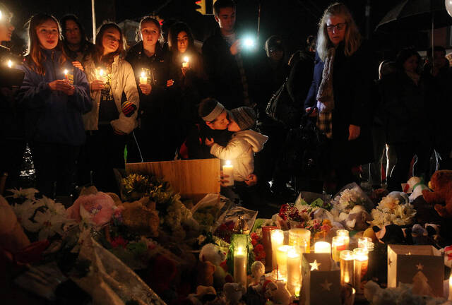 ↑资料图。2012年12月，民众悼念桑迪胡克小学枪击案遇难者
