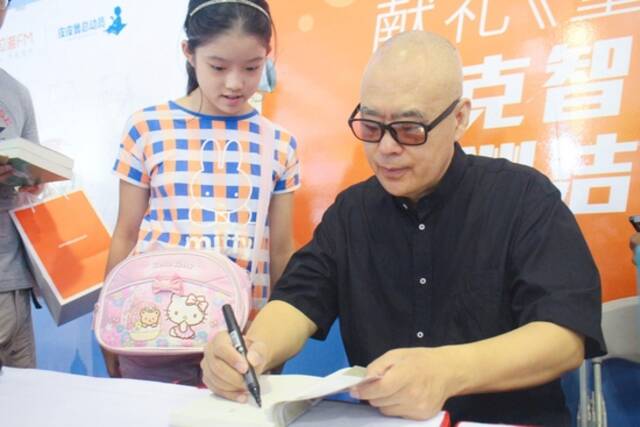 ↑中国儿童文学作家郑渊洁。图片来源于ICphoto