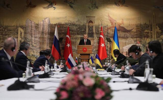 3月29日，俄罗斯和乌克兰谈判代表在土耳其伊斯坦布尔多尔玛巴赫切宫总统府开启新一轮谈判。新华社发（土耳其总统府供图）