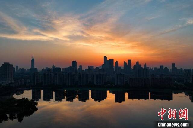 资料图：南京清晨一刻。泱波摄