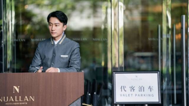北漂张光正的工作是担任酒店的门童。