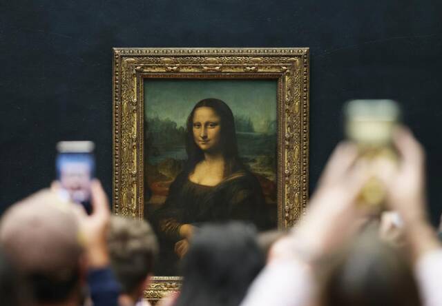 5月11日，人们在法国巴黎卢浮宫参观达芬奇名画《蒙娜丽莎》。新华社记者高静摄