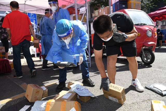 5月27日 封控区的快递是这样送达的