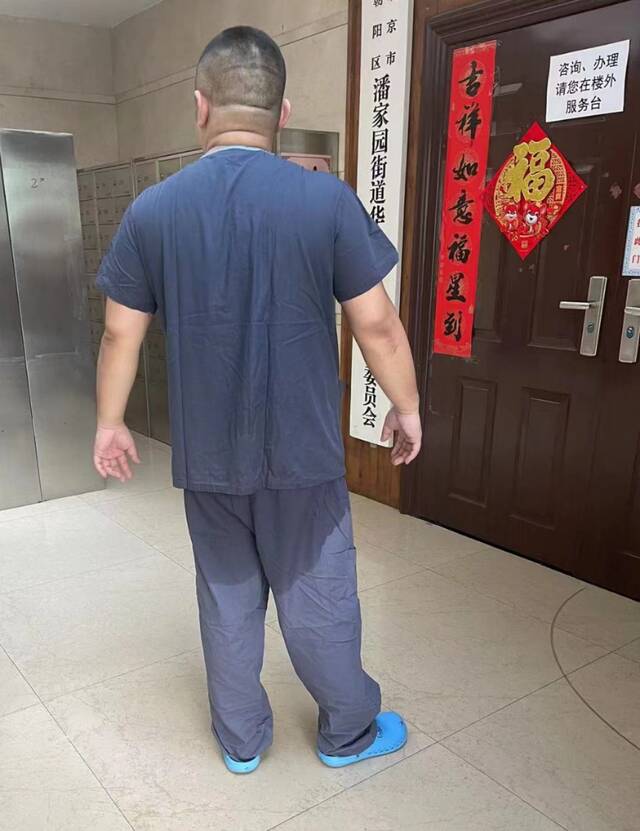 脱下防护服后，医护人员的衣服已被汗水浸湿。受访者供图