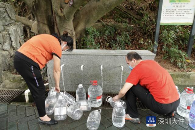 深圳一公园现市民提桶取水，有人拎十几个水瓶！园方提醒