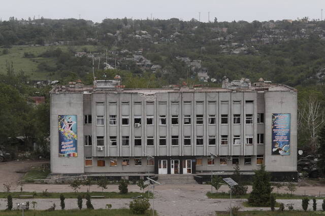 这是5月26日在卢甘斯克波帕斯纳亚拍摄的被损坏的建筑。新华社发（维克托摄）