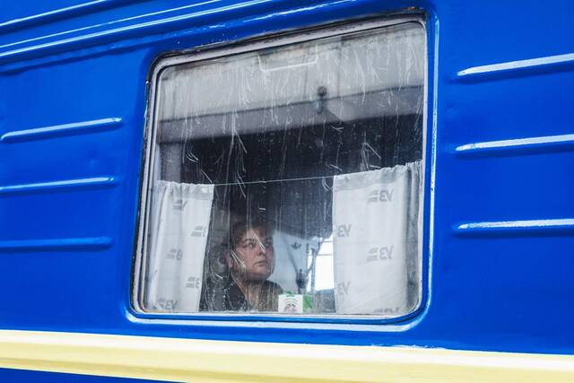 5月23日，在顿涅茨克的波克罗夫斯克，一名女子登上火车。新华社发（迭戈·埃雷拉摄）