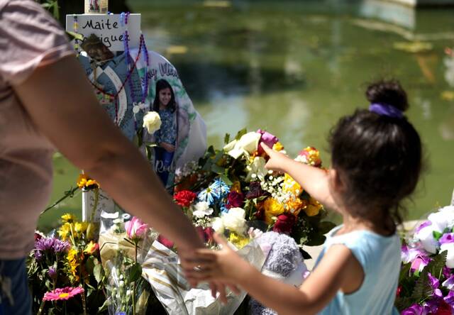 5月27日，在美国得克萨斯州南部尤瓦尔迪市的城市广场，市民哀悼枪击事件遇害者。新华社记者吴晓凌摄