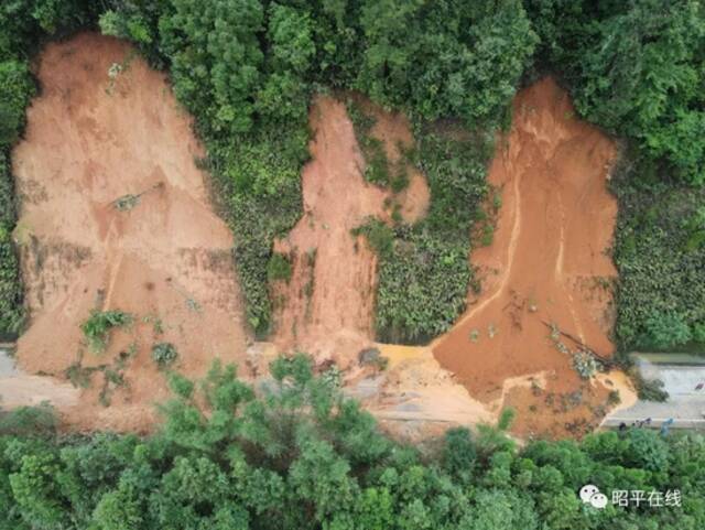 暴雨致昭平多处公路塌方 公路部门积极抢险保畅通