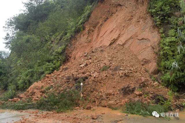 暴雨致昭平多处公路塌方 公路部门积极抢险保畅通