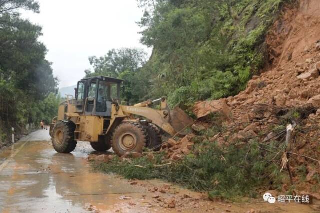 暴雨致昭平多处公路塌方 公路部门积极抢险保畅通