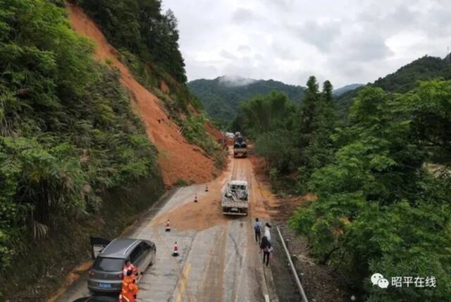 暴雨致昭平多处公路塌方 公路部门积极抢险保畅通