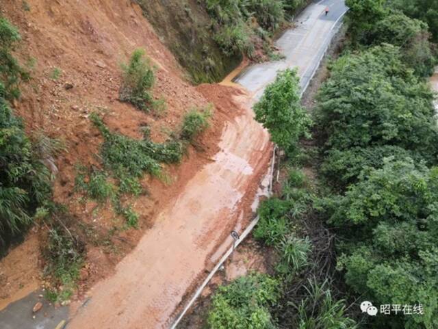 暴雨致昭平多处公路塌方 公路部门积极抢险保畅通