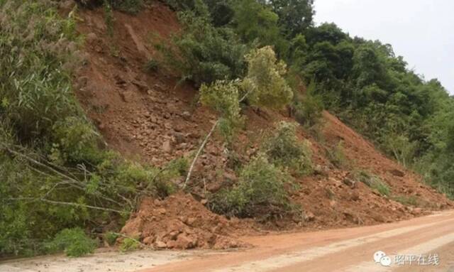 暴雨致昭平多处公路塌方 公路部门积极抢险保畅通