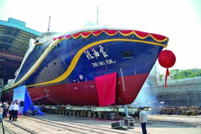 这艘中国“科幻航母”下水，外媒开始联想了
