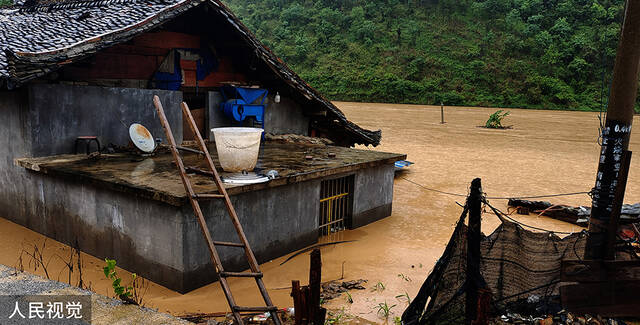 2022年5月27日，云南文山，丘北县突发暴雨灾害，温浏乡被淹没的房屋。人民视觉图