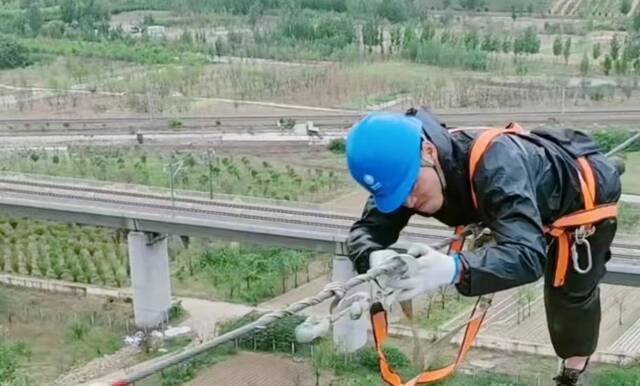 目前，李景伟在郑州找了一份高空作业的工作。