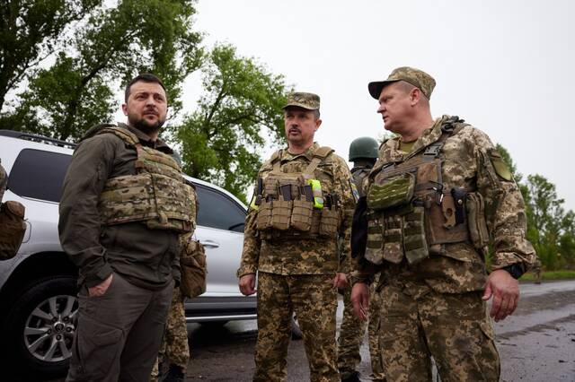 正在哈尔科夫地区视差的乌克兰总统弗拉基米尔·泽连斯基