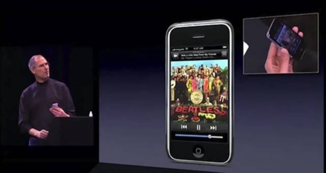 2007年乔布斯在发布会上介绍第一代iPhone图片来源：视频截图