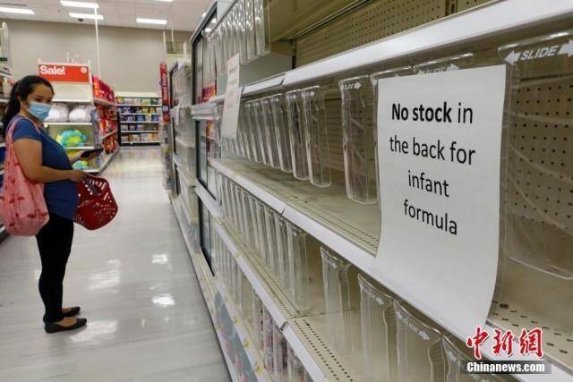 图：当地时间5月23日，美国纽约一家大型超市空置的货架上贴着“婴幼儿配方奶粉无库存”告知单。中新社记者廖攀摄
