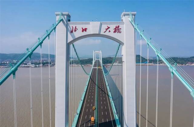 世界首座三塔四跨双层钢桁梁悬索桥建成通车