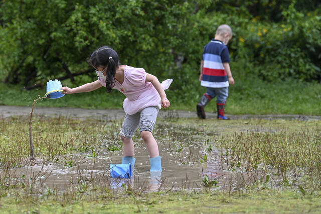 2022年5月29日，上海某小区，小女孩在玩水。澎湃新闻记者朱伟辉图