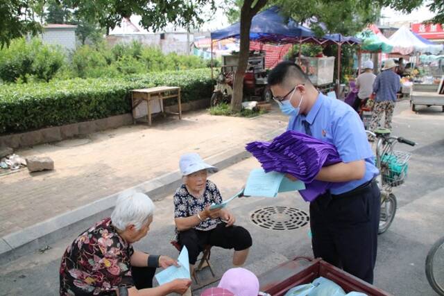 今年5月,山东省东阿县检察院开展“防范养老诈骗”专项宣传活动。图为该院干警向群众宣讲识骗防骗知识。