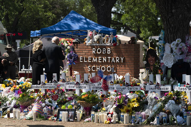 拜登慰问得州小学枪击案遇难者家属，民众怒喊“做点什么吧”