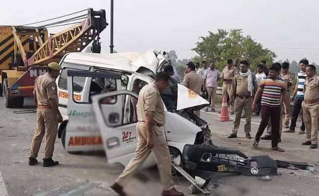印度一辆救护车与卡车相撞（图源：《印度时报》）