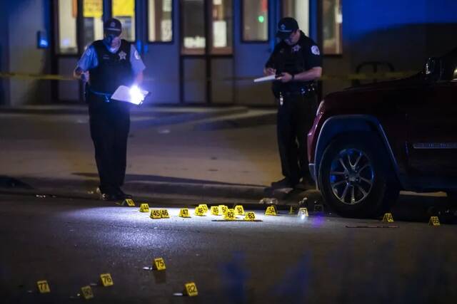 芝加哥警方在枪击案现场（《芝加哥太阳报》）