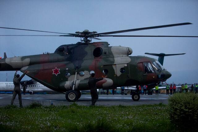 5月30日，在尼泊尔加德满都的一座机场，救援直升机运送遇难者遗体。新华社发（苏拉韦·什雷斯塔摄）