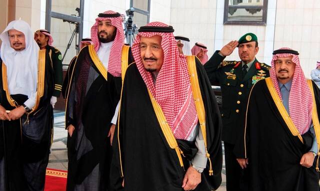 2019年11月20日，沙特阿拉伯国王萨勒曼（前）在首都利雅得出席沙特新一届协商会议（议会）。新华社发