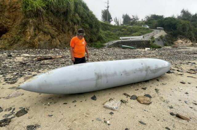 日本冲绳海岸突现不明燃料箱（琉球新报）