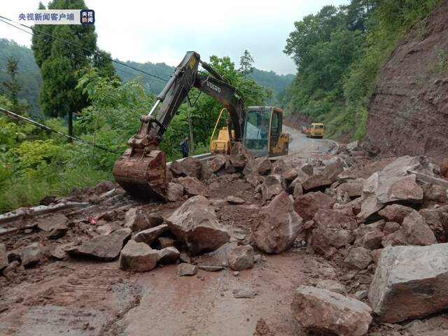 重庆綦江暴雨 山体塌方致公路阻断