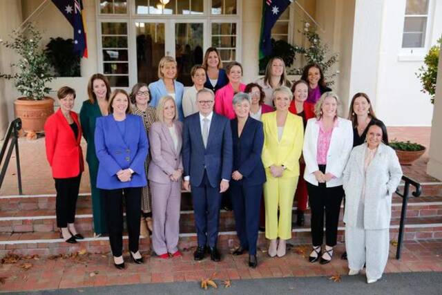 澳总理与女性内阁部长及助理部长合影（图源：澳大利亚广播公司）