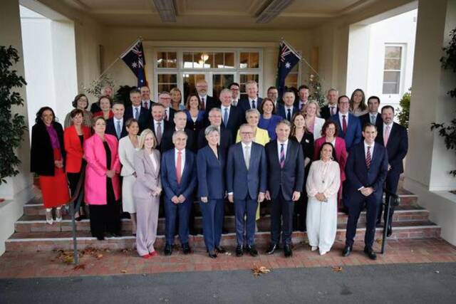 澳大利亚新内阁成员宣誓就任（图源：澳大利亚广播公司）