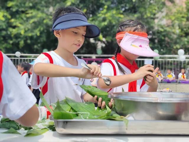 小朋友们自己动手包粽子南开景阳小学供图