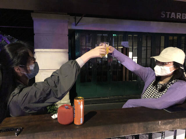 上海解封：零点以后，他们在街头举杯、拥抱