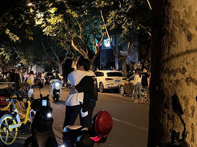 6月1日0点左右，上海襄阳北路，一对男女拥吻在一起。澎湃新闻记者邹佳雯图