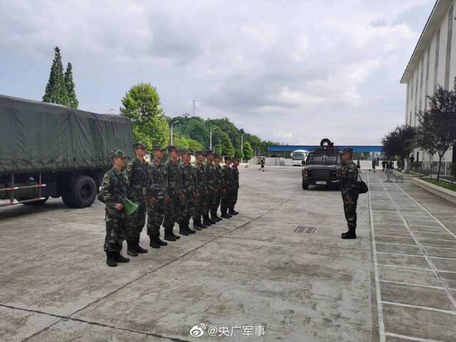 四川芦山地震 武警官兵迅速出动