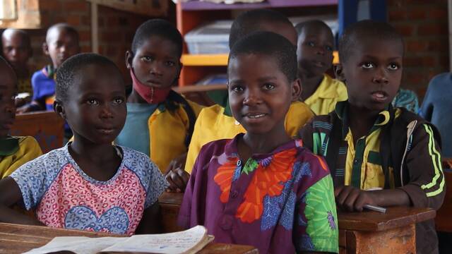 卢旺达北方省吉康比地区一所学校内，孩子们正在上课。（视频截图）