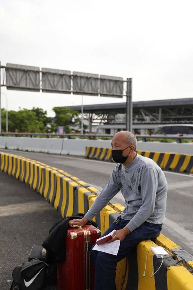 黄建才在上海虹桥火车站外参考资料：澎湃新闻