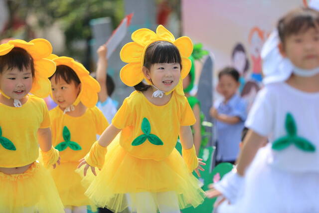 5月31日，张家界市武陵源区机关幼儿园的小朋友在表演文艺节目。新华社图