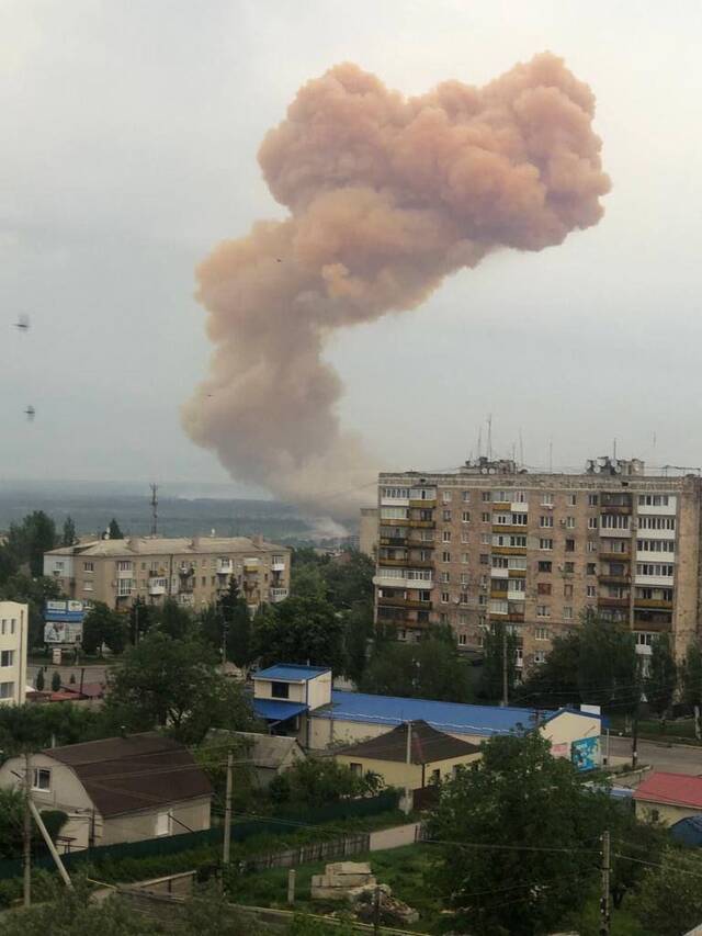 北顿涅茨克上空的烟雾乌克兰媒体Euromaidan Press推特图